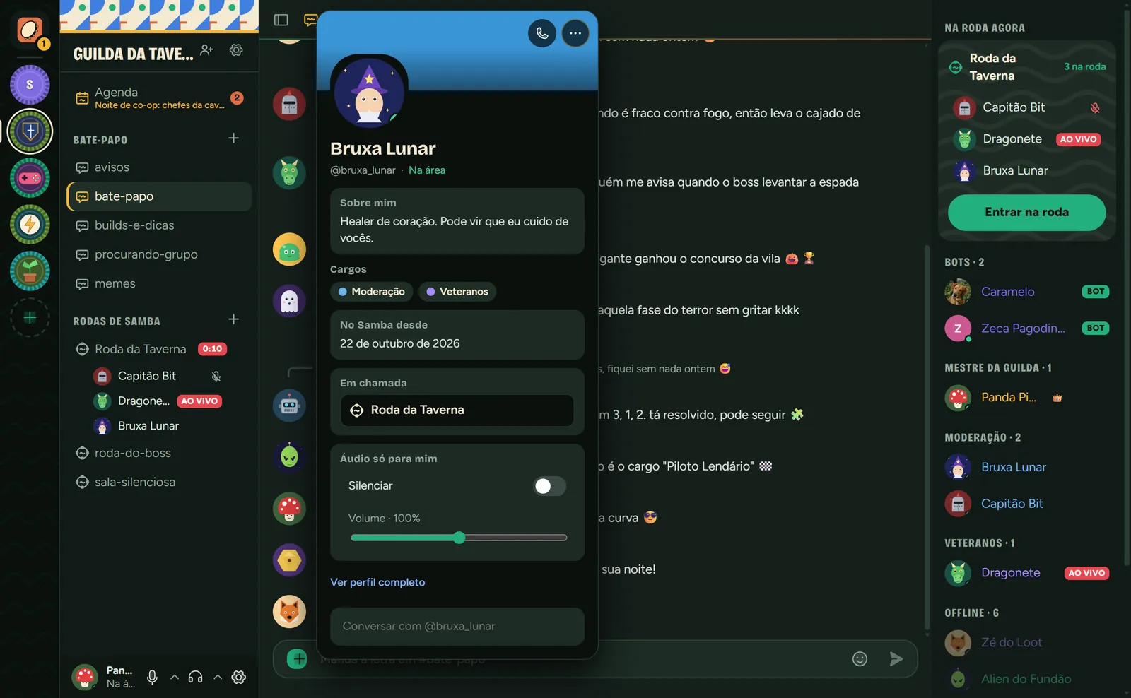 Cartão de perfil da Bruxa Lunar aberto sobre o chat: foto, sobre mim, cargos, em chamada na Roda da Taverna e controle de volume.